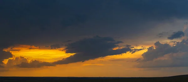 Okropne Chmury Najechały Niebo Burza Nad Polami Zbliża Się Ulewa — Zdjęcie stockowe