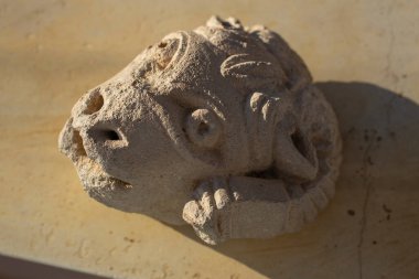 Heykel kireçtaşından yapılmıştır. Arılar 'ın başı. Eski bir Yunan binasının dekoratif unsurları. 5. yüzyıl.