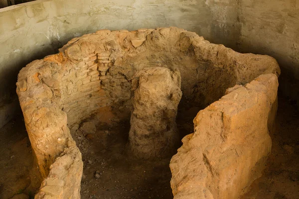 Seramik için fırın. Antika, antik bir fabrika. Antik Yunanlıların medeniyetinin kazısı. Byala, Varna Eyaleti / Bulgaristan.