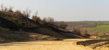 Yeni bir yol inşa etmek. Yol servisi otoyolu onarıyor..