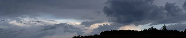 Lluvia Bosque Nubes Tormenta Contra Cielo Azul Sol Está Escondido — Foto de Stock
