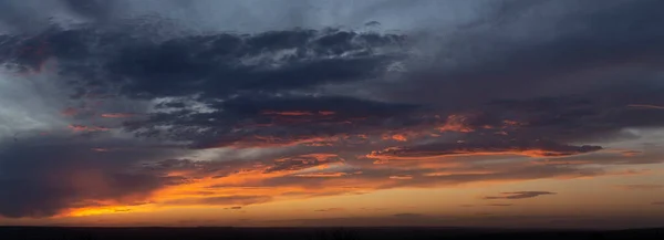 보라색 비극적 피비린내나는 지구의 환상적 하늘입니다 — 스톡 사진