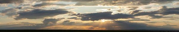 日落时的风景 凄惨阴郁的天空 Budjak草原上的村庄南欧的地形全景 — 图库照片