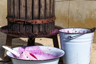  Şarap yapımı. Moldova 'da şarap üretim teknolojisi. Üzüm işlemenin eski halk geleneği. Sıkıştırıcı şarabı bastırmak için kullanılır..