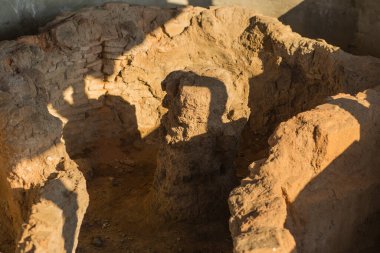 Seramik için fırın. Kazılar sırasında bulunan bir bulgu. Antika, antik bir fabrika. Antik Yunanlıların medeniyetinin kazısı. Byala, Varna Eyaleti / Bulgaristan.
