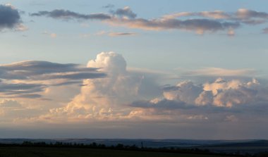Gün batımında manzara. Trajik kasvetli gökyüzü. Budjak bozkırındaki köy. Güney Avrupa 'daki arazi. Panorama.