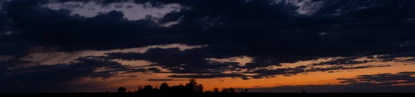 Fioletowo Magentowe Chmury Tragiczne Ponure Niebo Krajobraz Krwawym Zachodem Słońca — Zdjęcie stockowe