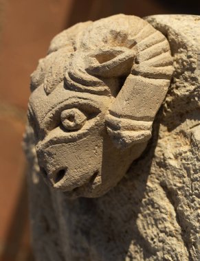 Heykel kireçtaşından yapılmıştır. Kazılar sırasında bulunan bir bulgu. Arılar 'ın başı. Eski bir Yunan binasının dekoratif unsurları. 5. yüzyıl.