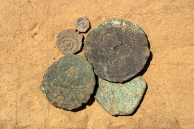 İmparator Justinian 1 'in hükümdarlığından kalma Bizans bakır sikkeleri. 5. yüzyılın antik kalesi olan Byala kasabasındaki şaraphanenin kazıları. Follis.
