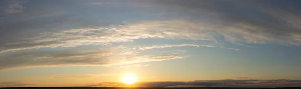 비극적 지구의 환상적 하늘입니다 크림슨 어스름 파노라마 — 스톡 사진
