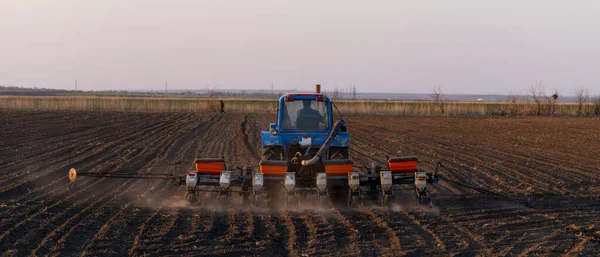 耕作可能な土地に取り組んでシーダー付きトラクター 農業労働 穀物の春の播種 — ストック写真