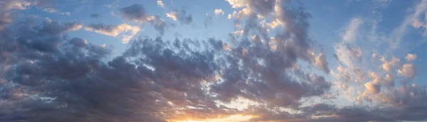 Gewitterwolken Vor Blauem Himmel Mystischer Sonnenuntergang Panorama Tragischer Düsterer Himmel — Stockfoto