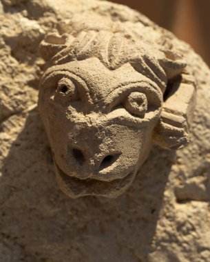 Heykel kireçtaşından yapılmıştır. Kazılar sırasında bulunan bir bulgu. Arılar 'ın başı. Eski bir Yunan binasının dekoratif unsurları. 5. yüzyıl.