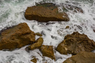Fırtına sırasında dalgalar. Yukarıdan bak. Kırmızı kod. Bulgaristan 'daki Karadeniz kıyısında dinlenin. Element kuvveti.