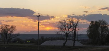 Gün batımında manzara. Trajik kasvetli gökyüzü. Budjak bozkırındaki köy. Güney Avrupa 'daki arazi. Panorama. Kıpkırmızı alacakaranlık.