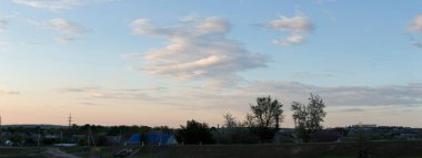 Gün batımında manzara. Trajik kasvetli gökyüzü. Budjak bozkırındaki köy. Güney Avrupa 'daki arazi. Panorama.
