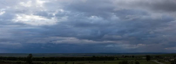 Nubes Tormenta Cubren Paisaje Trágico Cielo Sombrío Panorama Pueblo Estepa — Foto de Stock