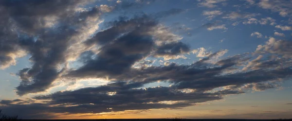 Purpurmagenta Wolken Cirrus Wolkenlandschaft Auf Blauem Himmel Tragischer Düsterer Himmel — Stockfoto