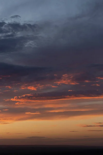 Mor Mor Bulutlar Trajik Kasvetli Gökyüzü Kanlı Gün Batımı Manzarası — Stok fotoğraf
