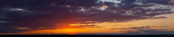 Purpurmagenta Wolken Tragischer Düsterer Himmel Landschaft Mit Blutigem Sonnenuntergang Fantastischer — Stockfoto