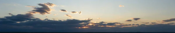 Avond Zonsondergang Een Panorama Paarse Wolken Tragische Sombere Lucht — Stockfoto