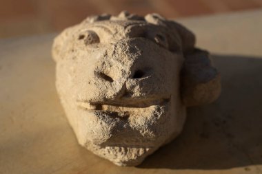 Heykel kireçtaşından yapılmıştır. Kazılar sırasında bulunan bir bulgu. Arılar 'ın başı. Eski bir Yunan binasının dekoratif unsurları. 5. yüzyıl.