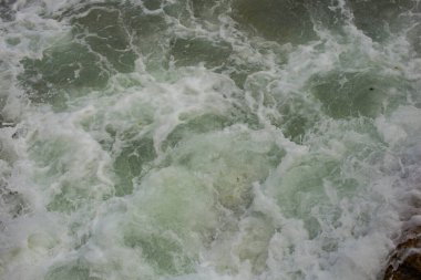 Fırtına sırasında dalgalar. Yukarıdan bak. Kırmızı kod. Bulgaristan 'daki Karadeniz kıyısında dinlenin. Element kuvveti.