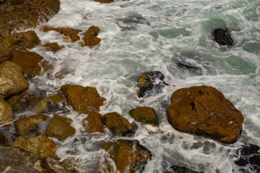 Fırtına sırasında dalgalar. Yukarıdan bak. Kırmızı kod. Bulgaristan 'daki Karadeniz kıyısında dinlenin. Element kuvveti.