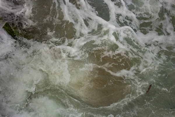 嵐の間の波 上からの眺め レッドコードだ ブルガリアの黒海沿岸で休んでください 要素力 — ストック写真