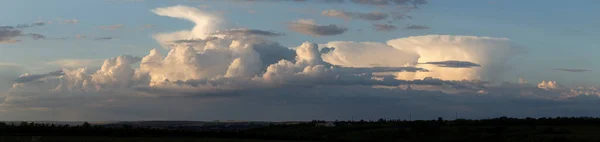 日落时的风景 凄惨阴郁的天空 Budjak草原上的村庄南欧的地形全景 — 图库照片