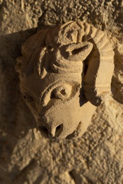 Heykel kireçtaşından yapılmıştır. Arılar 'ın başı. Eski bir Yunan binasının dekoratif unsurları. 5. yüzyıl.