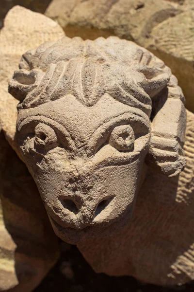 Heykel kireçtaşından yapılmıştır. Kazılar sırasında bulunan bir bulgu. Arılar 'ın başı. Eski bir Yunan binasının dekoratif unsurları. 5. yüzyıl.