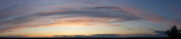 비극적 지구의 환상적 하늘입니다 크림슨 어스름 파노라마 — 스톡 사진