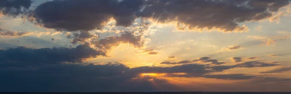 Avond Zonsondergang Een Panorama Paarse Wolken Tragische Sombere Lucht — Stockfoto