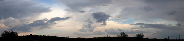 青い空に対して嵐の雲 太陽は隠されている パノラマ 悲劇的な暗い空 地球上の素晴らしい空 — ストック写真