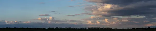 日落时的风景 凄惨阴郁的天空 Budjak草原上的村庄南欧的地形全景 — 图库照片