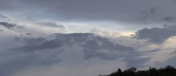 Regen Wald Gewitterwolken Vor Blauem Himmel Die Sonne Ist Verborgen — Stockfoto