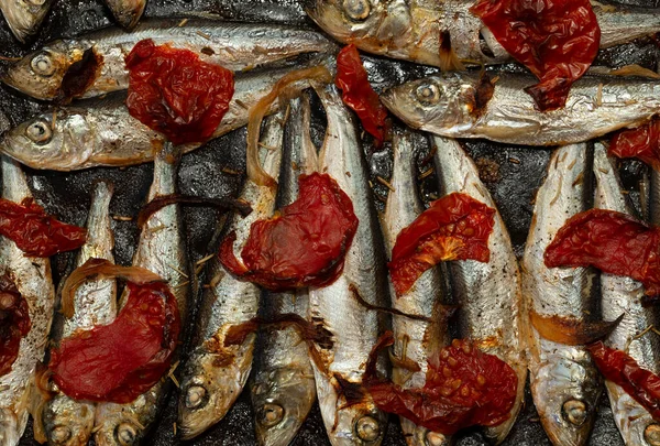 Arenque Báltico Cocido Una Bandeja Para Hornear Con Tomates Cebollas —  Fotos de Stock