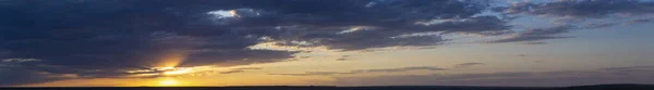 Paarse Magenta Wolken Tragische Sombere Lucht Landschap Met Bloedige Zonsondergang — Stockfoto