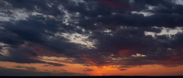 Nubi Magenta Viola Cielo Tragico Cupo Paesaggio Con Dannato Tramonto — Foto Stock