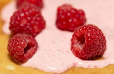 Kremalı ve ahududulu krep. Vitamin Tatlısı.