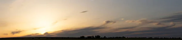 Gewitterwolken Vor Blauem Himmel Mystischer Sonnenuntergang Panorama Tragischer Düsterer Himmel — Stockfoto