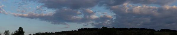 Nuvens Tempestade Contra Céu Azul Sol Está Escondido Panorama Céu — Fotografia de Stock