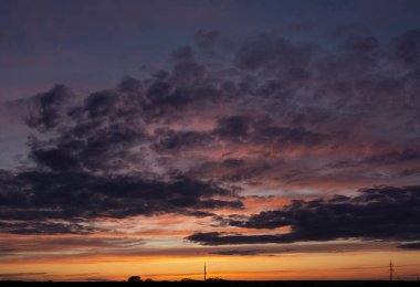 Mor-mor bulutlar. Trajik kasvetli gökyüzü. Kanlı gün batımı manzarası. Dünya gezegenindeki muhteşem gökyüzü. Alacakaranlık, alacakaranlık.