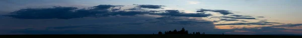 Грозовые Тучи Голубом Небе Солнце Скрыто Панорама Трагическое Мрачное Небо — стоковое фото