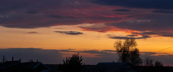 Хмари Фіолетової Величини Трагічне Похмуре Небо Пейзаж Кривавим Заходом Сонця — стокове фото