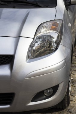 Sol ön tekerlek ve far. Güzel bir arabanın kopyası, Rusya 'da yapılmış. Gri arabaya halojen aydınlatma yerleştirildi.