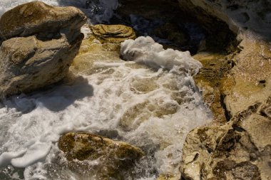 Fırtına sırasında dalgalar. Yukarıdan bak. Kırmızı kod. Bulgaristan 'daki Karadeniz kıyısında dinlenin. Element kuvveti.
