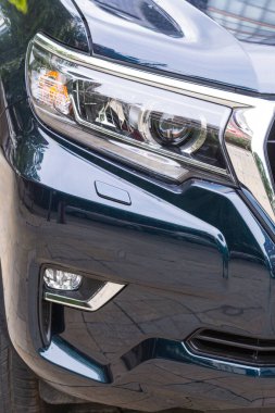 Sağ ön tekerlek ve far. Güzel bir arabanın kopyası, Rusya 'da yapılmış. Fevkalade arabaya halojen aydınlatma yüklendi.