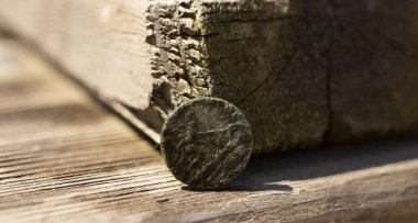 İmparator Justinian 1 'in hükümdarlığından kalma Bizans bakır sikkeleri. 5. yüzyılın antik kalesi olan Byala kasabasındaki şaraphanenin kazıları. Pentanumum.